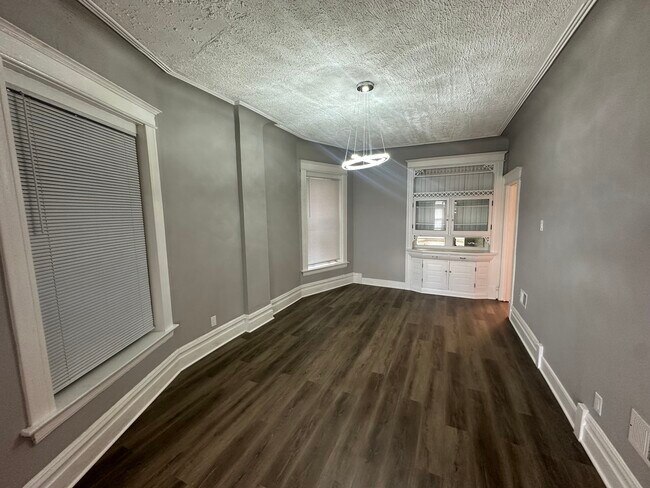 Building Photo - 6426 S Ingleside Ave