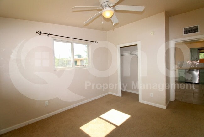 Building Photo - 4043 E Deseret Dr