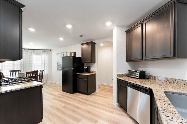 Building Photo - 408 Elaine Vly Dr