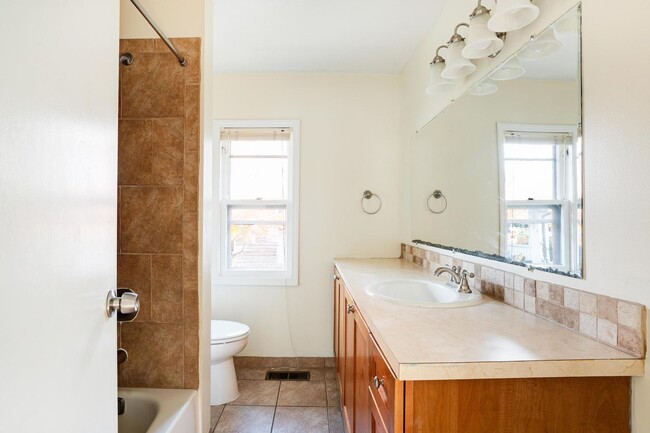 Building Photo - 3-bdrm/2-bath vintage charmer in Kenton w/...