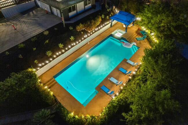 Building Photo - 5048 Bluff Pl