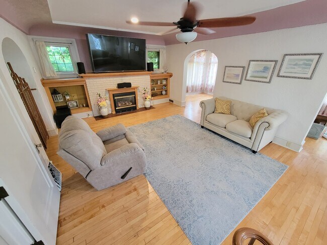Living room - 615 N Lawe St