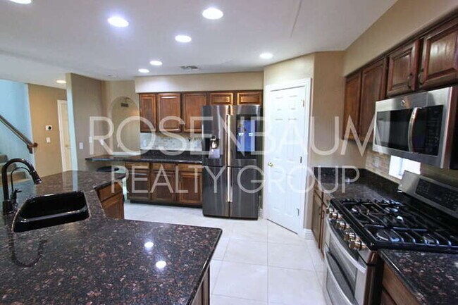 Building Photo - Stunning 4-bedrooms, 3.5 baths home with a...