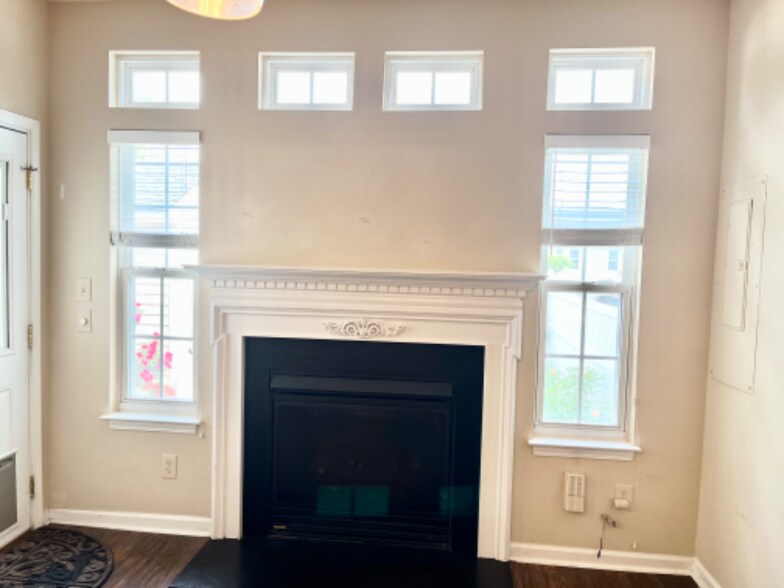 Building Photo - 18626 Oakhurst Blvd