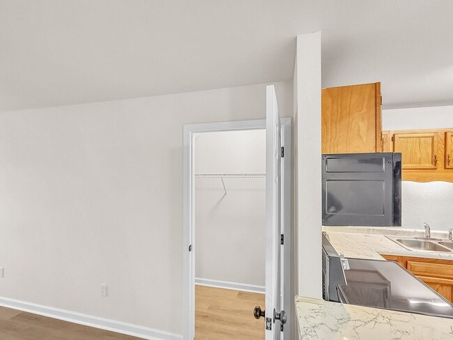 Building Photo - Minutes to Downtown********** Rent $1525/m...