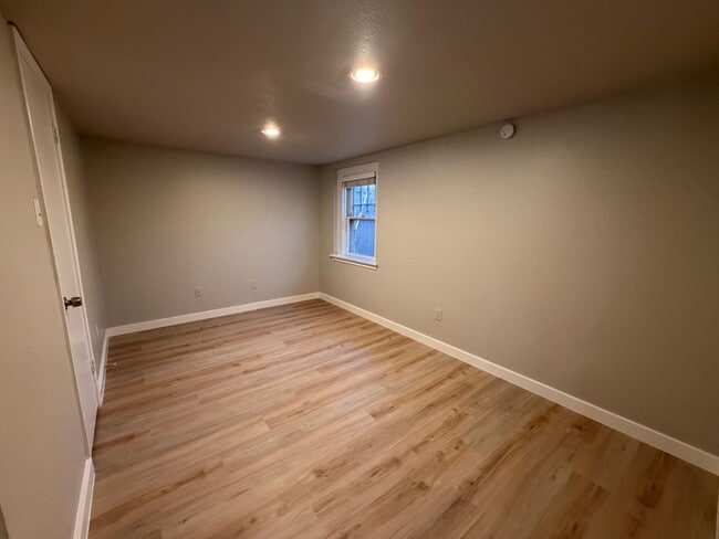 Building Photo - 2Bed/1bath Duplex in Hyde Park with Small Yard