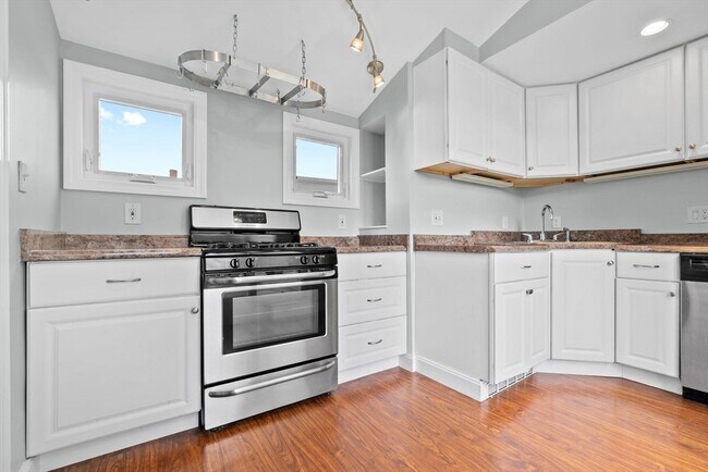 Building Photo - 23 Thorndike St