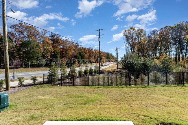 Building Photo - 2034 Highland Park Dr