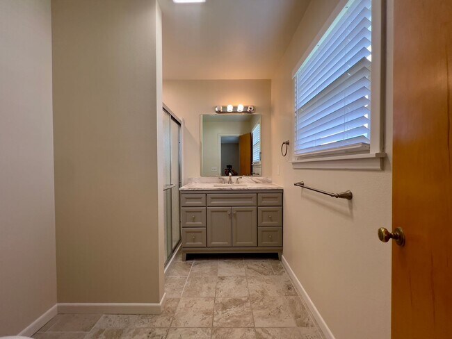 Building Photo - PRE-LEASING for June! Stunning Large 3 Bedroom Home!