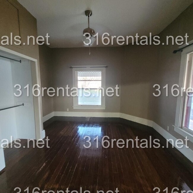 Building Photo - 3 bed 1 bath - $950 - Single Family Home
