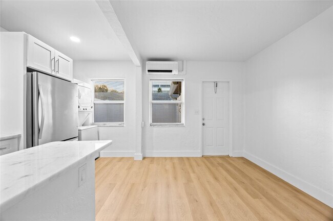 Building Photo - 412 SE 16th St