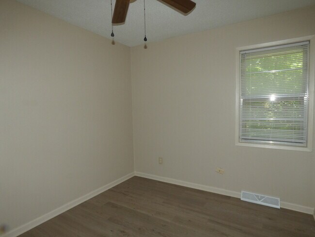 Building Photo - Beautifully Remodeled Home in North Kansas...