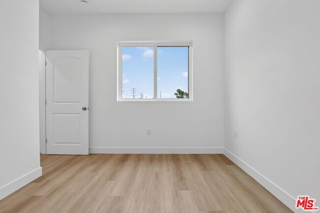 Building Photo - 11446 Oxnard St