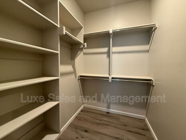 Building Photo - 1138 N Blackwelder Ave