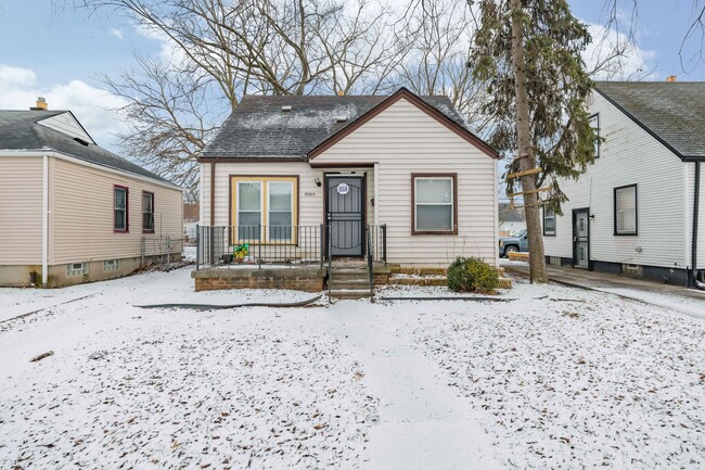 Primary Photo - Renovated 3 bedroom bungalow $1250/month