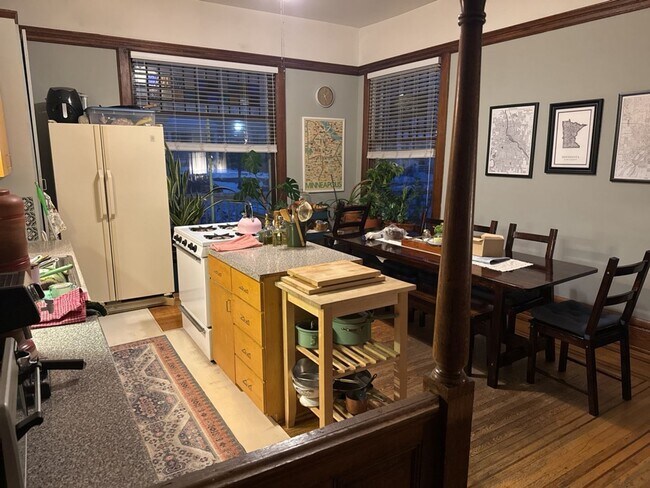 Building Photo - 2204 Grand Ave S