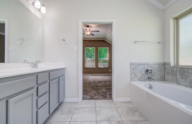 Building Photo - 1011 Veer Dr