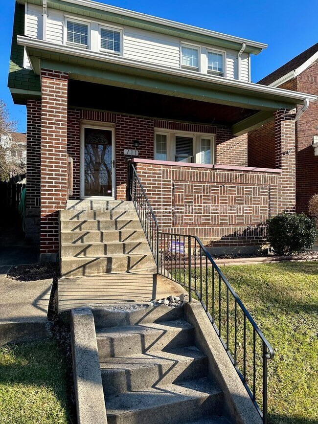 Building Photo - 711 Norwich Ave