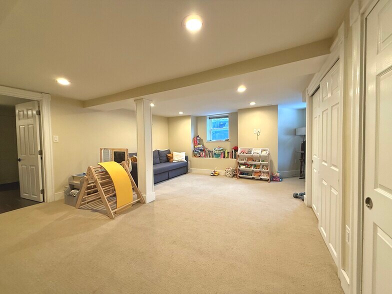 Building Photo - 52 Brastow Ave