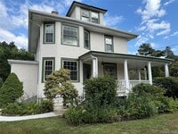 Building Photo - 27 Dosoris Way