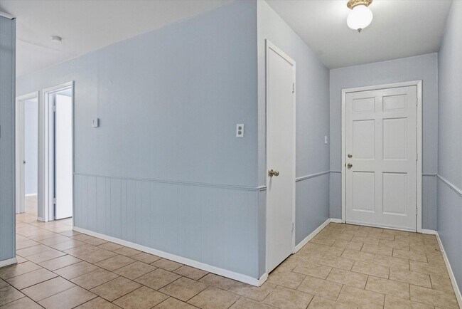 Building Photo - 908 TX-243