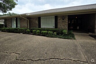 Building Photo - Large Duplex Unit just down the Street fro...