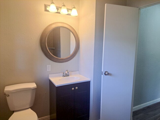 Building Photo - 5 bedroom / 2 bath