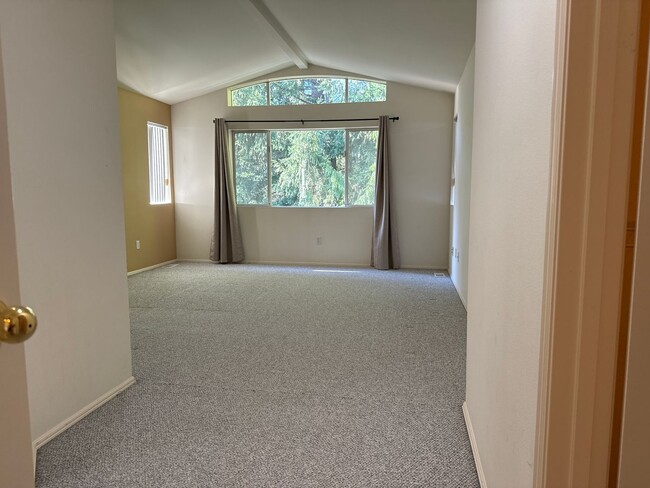 Building Photo - Cozy 4 beds in Klahanie near Challenger El...