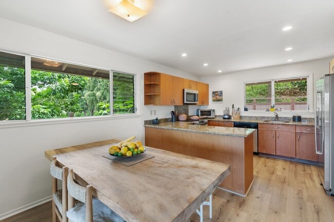 Building Photo - Stunning Lake View Townhome – 3 Bed, 2 Bat...