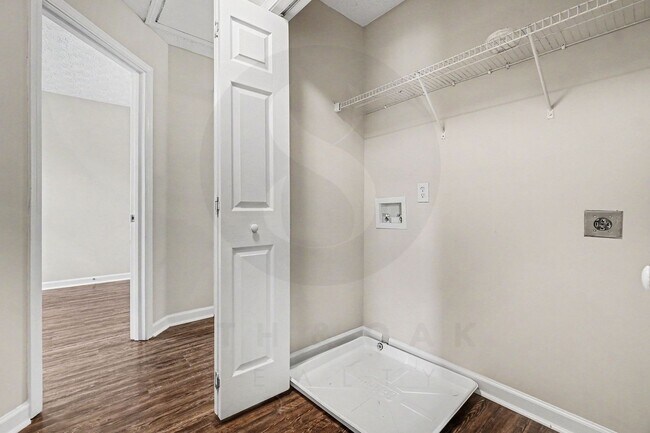 Building Photo - Must See 3BR/2.5BA Home in East Point!