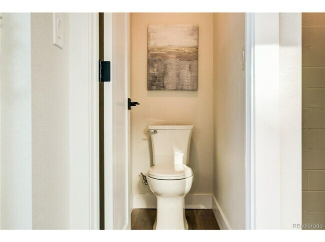 Building Photo - Unbelievable 2 Bed + Den Townhome - The Ul...