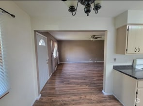 Building Photo - 953 Fries Ave
