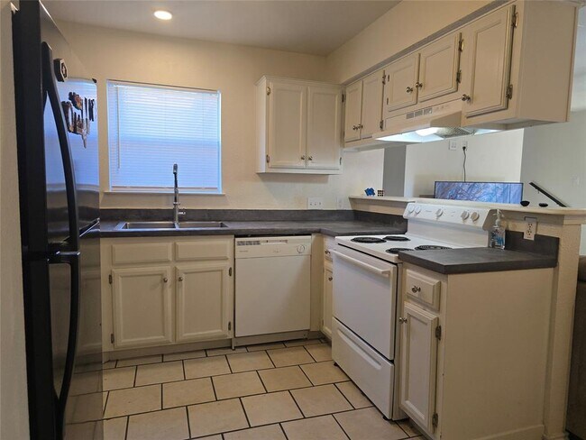 Building Photo - 841 Mica Ln