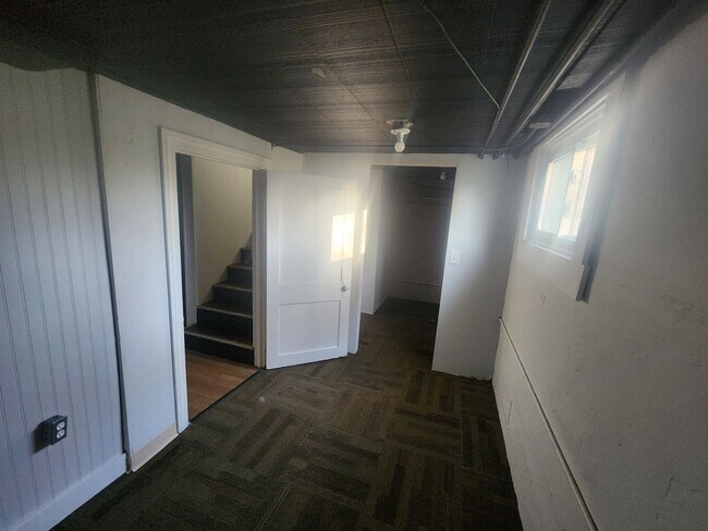 Building Photo - Charming home with a basement, 1.5 baths, ...