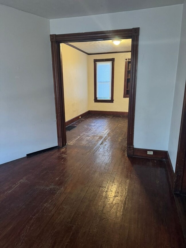 Building Photo - 4 bedroom, 1 bath, half double