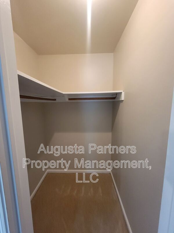 Building Photo - 1125 Crestview Dr