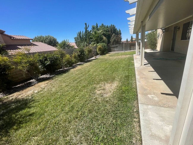 Building Photo - Beautiful Ridgecrest Home, 3 Bedroom + Bon...