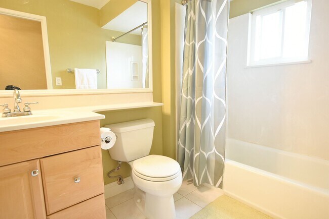 Building Photo - Beautiful 3 Bedroom + Office 2.5 Bath Home...