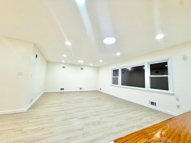 Building Photo - 588 Avenue A
