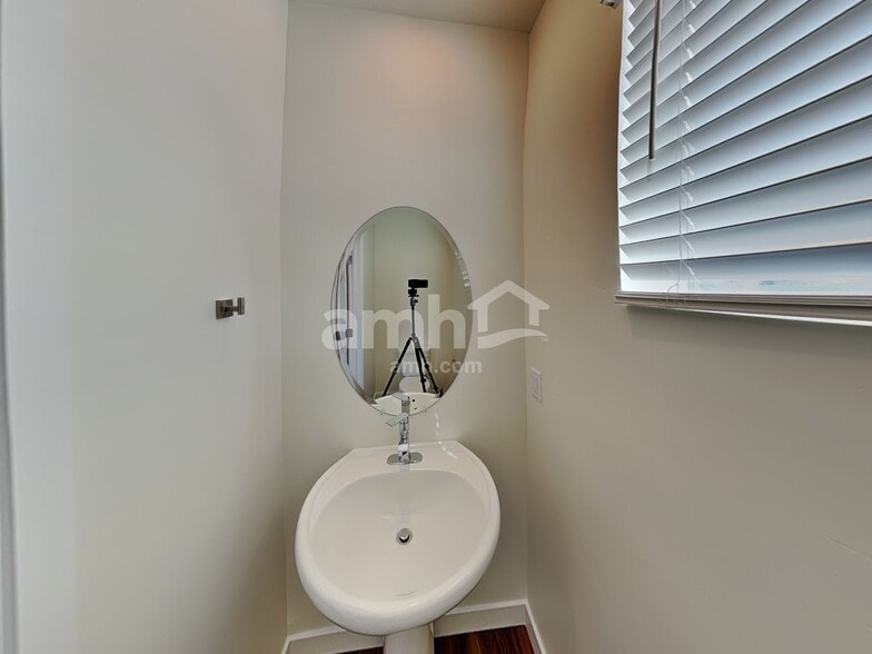 Building Photo - 1312 W Mahogany St