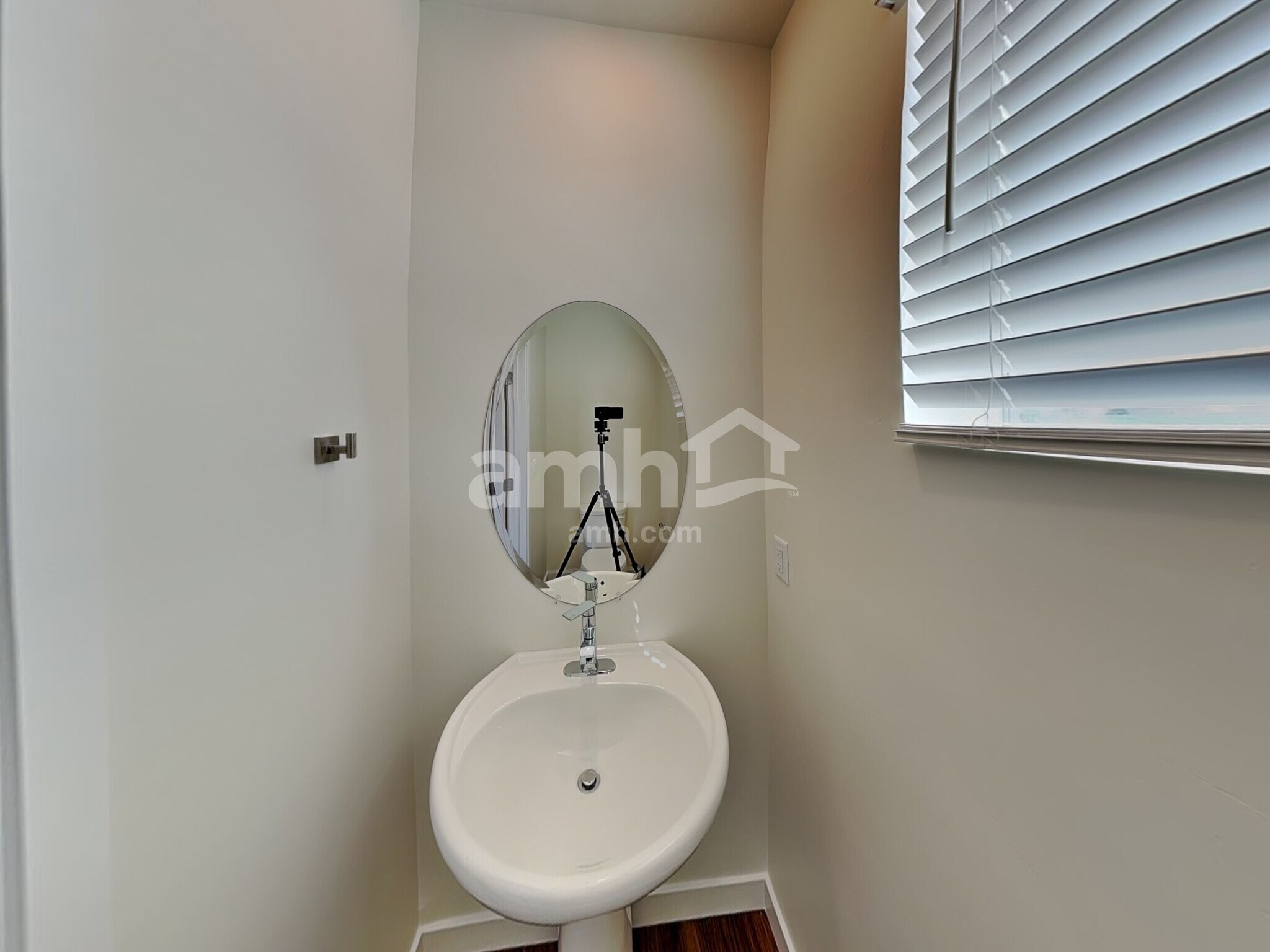 Building Photo - 1244 W Mahogany St