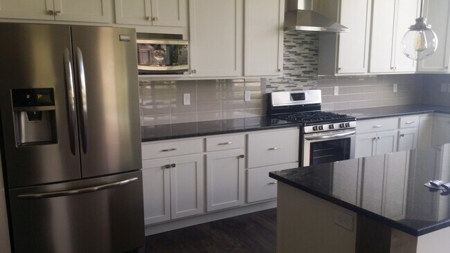 Building Photo - Large 3 Bed 2 Bath Home with 3 Car Garage