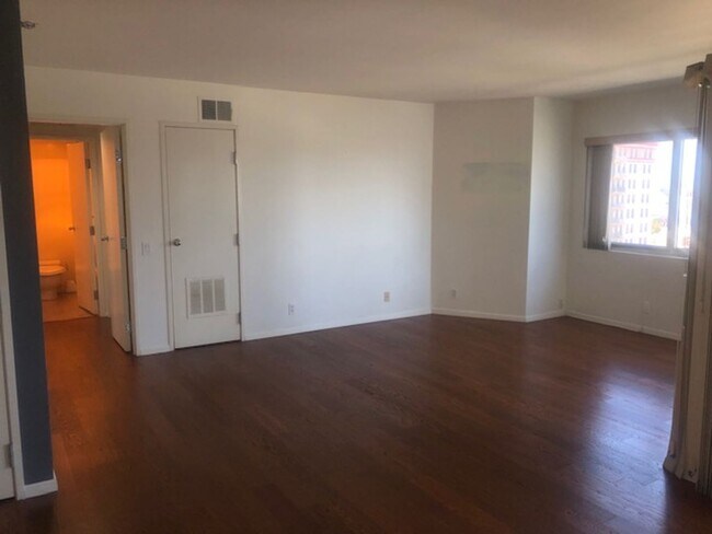Building Photo - Large 1 bedroom 1 bath in Luxury High Rise...