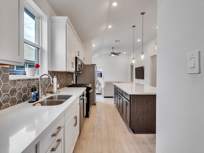 Building Photo - 21143 Austin Chalk Dr
