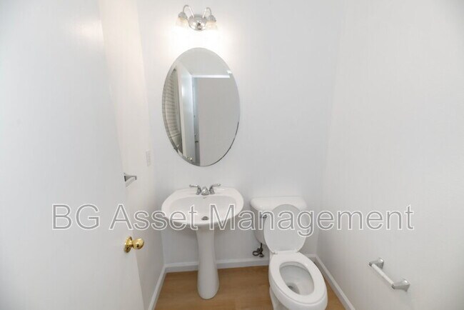 Building Photo - 128 Kingfisher St