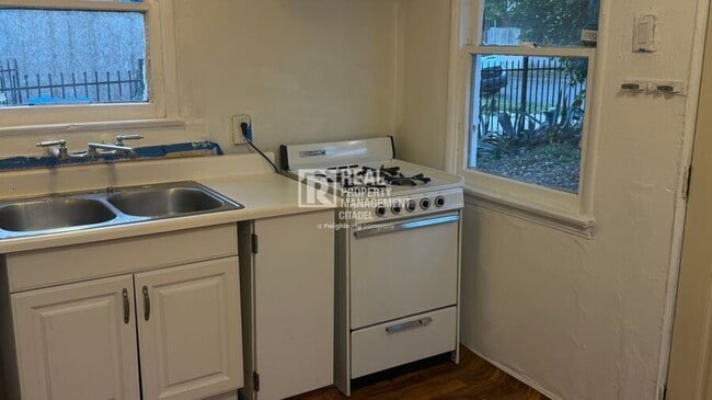 Building Photo - 172 E Claremont St