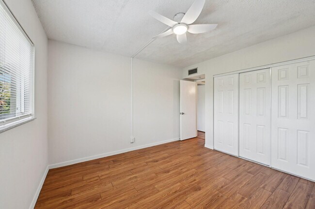 Building Photo - 1400 NE 54th St