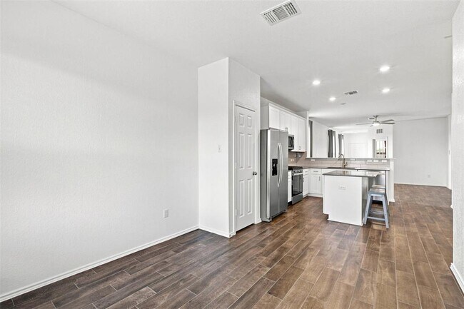 Building Photo - 100 Bennington Dr