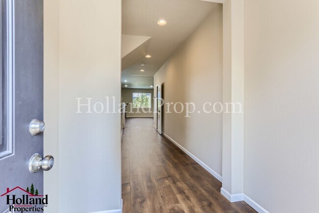 Building Photo - Beautiful, Light-Filled 4-Bedroom Home with a Charming Backyard NEW PRICE $3,295 and REDUCED SECU...