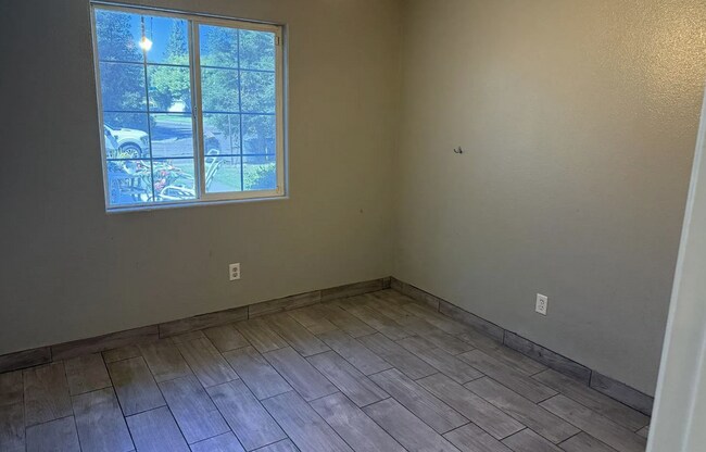 Building Photo - 409 W Packwood Ave
